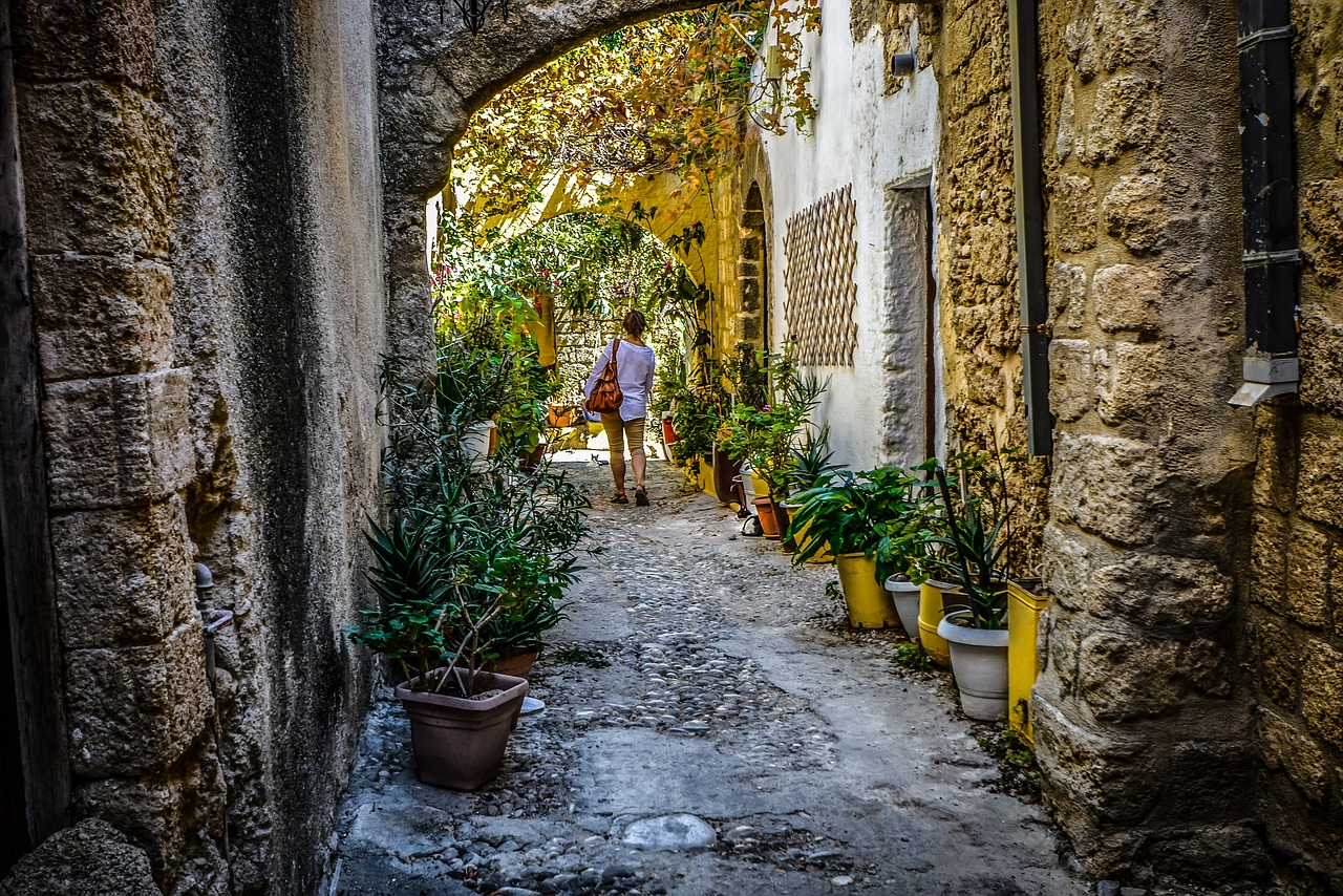 conseils essentiels pour la sécurité des voyageuses solo : préparez vos trips en toute confiance et protégez-vous lors de vos aventures en solo.