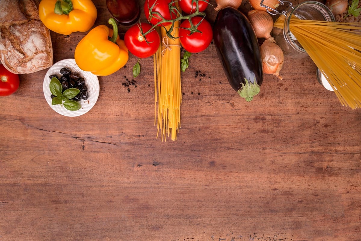 Quels plats typiques faut-il absolument goûter en voyage ?